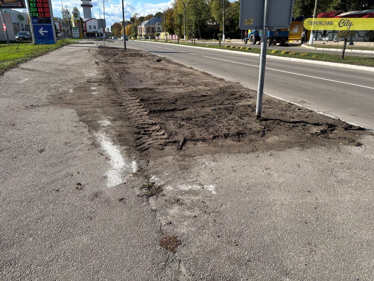 У Переяславі уздовж тротуару на вулиці Покровській готуються саджати дерева