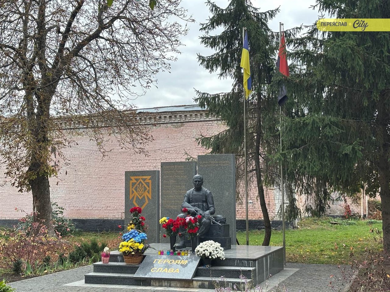 На Алеї Героїв не приспустили прапори на знак жалоби за Воїном Дмитром Козаковим у день його повернення "на щиті" 15 жовтня 2025 р. 