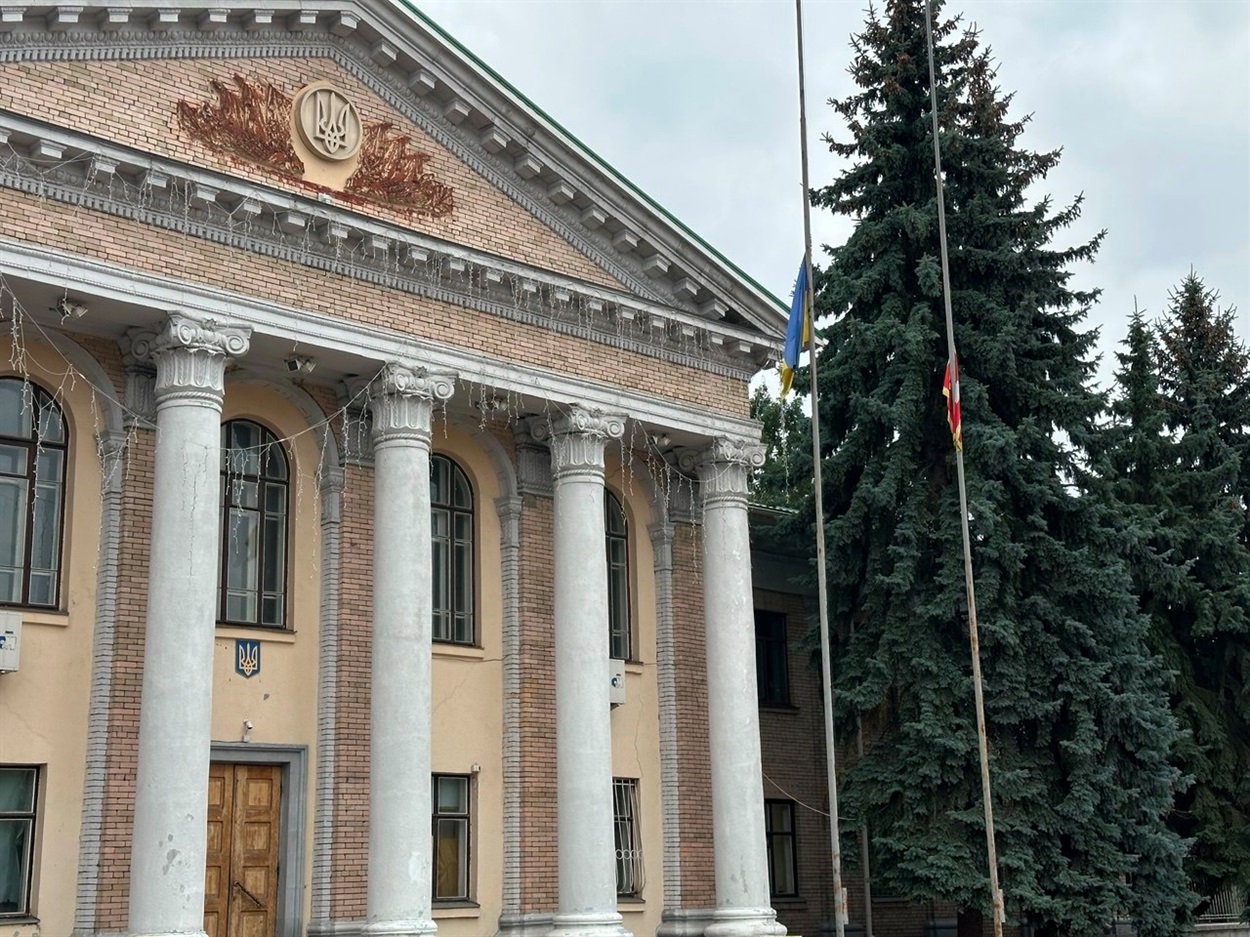 У Переяславі 15 жовтня вперше приспустили державний прапор в день прощання з Героєм "на щиті"