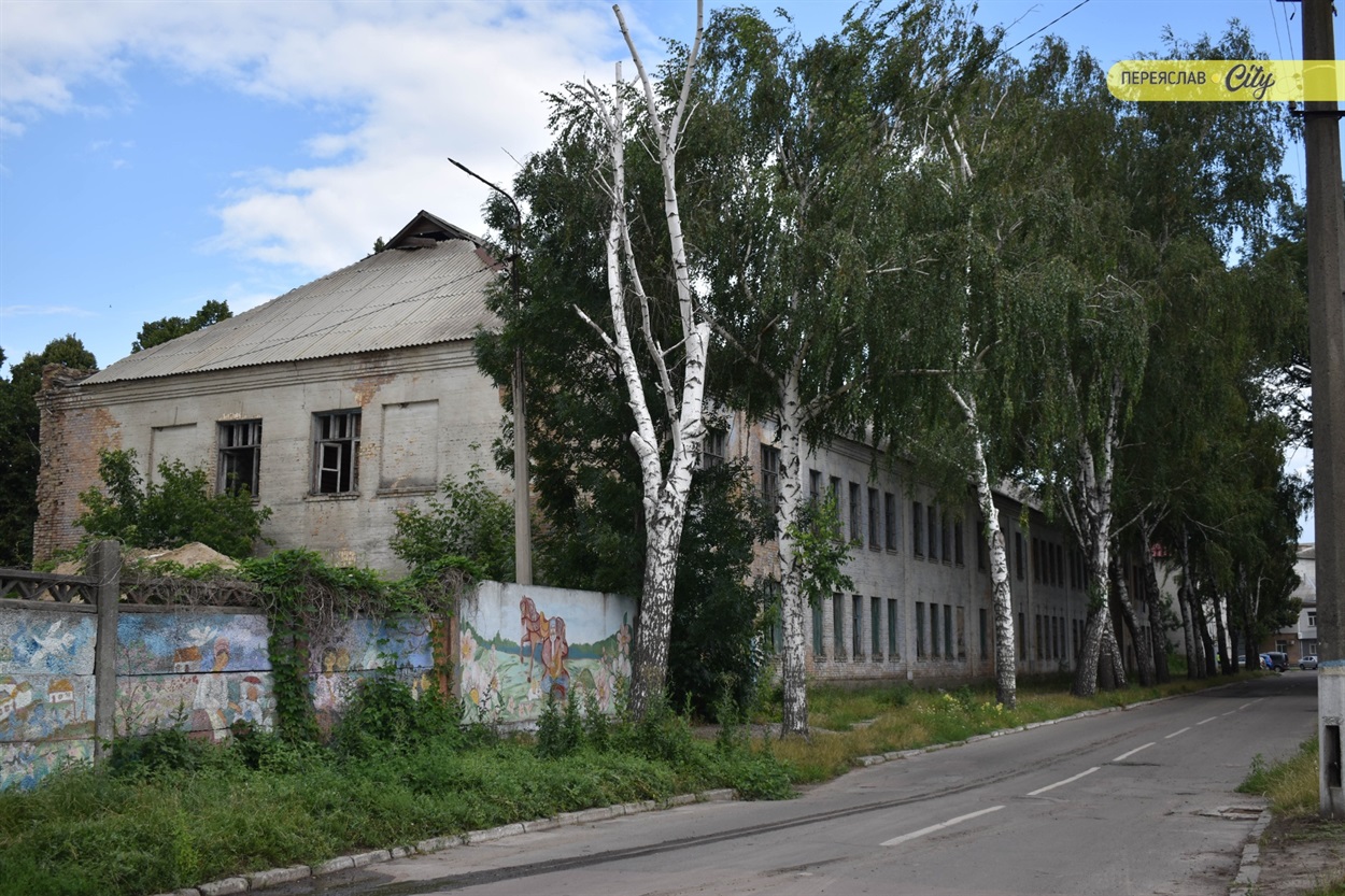 Будівля колишньої казарми, на місці якої мер Переяслава планує спорудження готелю. Земельна ділянка під цією будівлею наразі не оформлена.