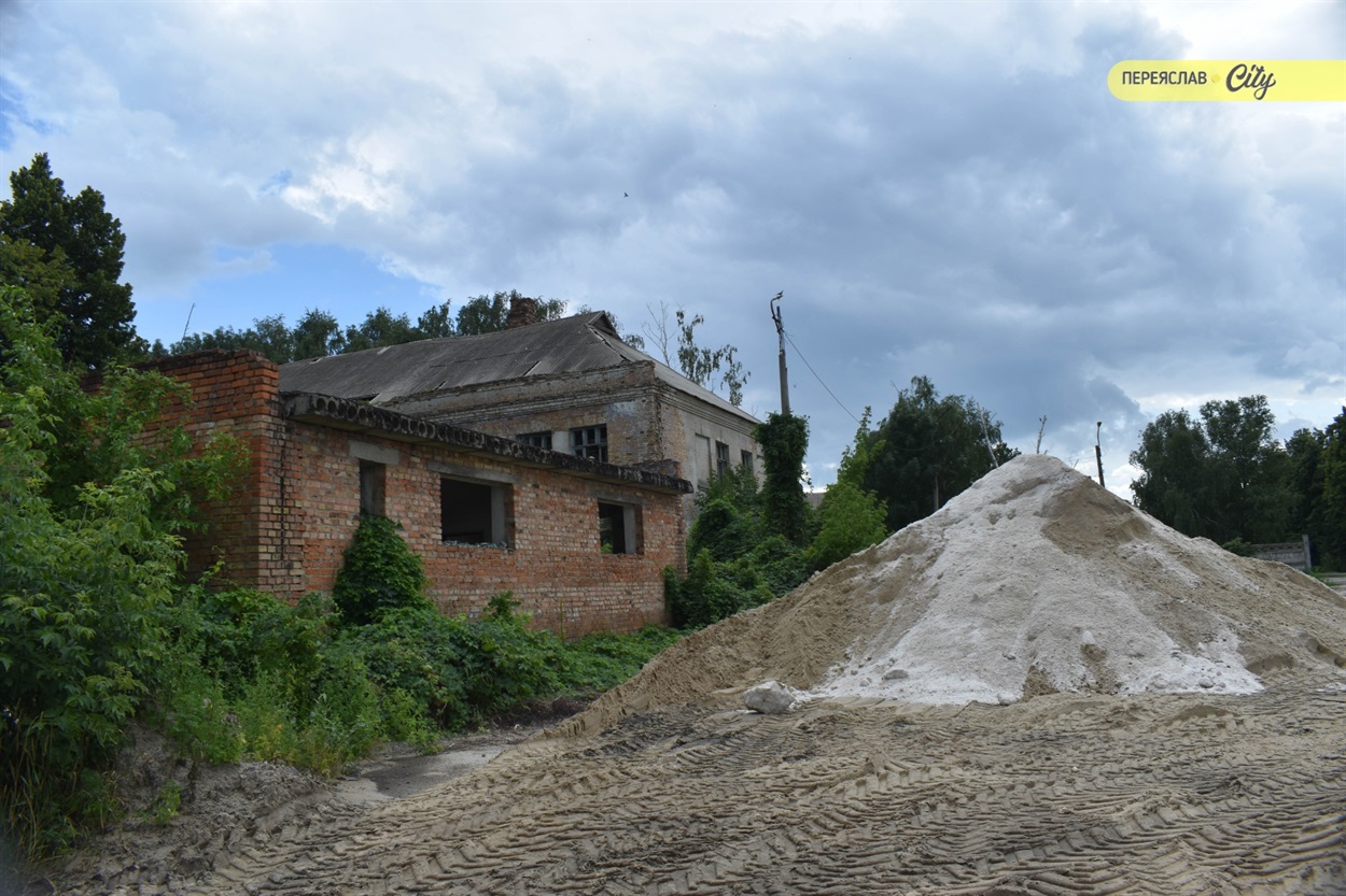 На цьому місці, біля майбутнього готелю, мер Переяслава планує зробити водойму чи фонтан 