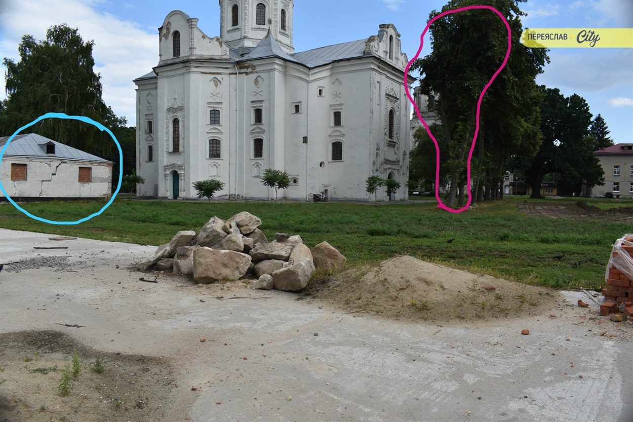 Позначені тут кольоровим контуром дерева та будівлю згодом планують прибрати для облаштування нового парку 