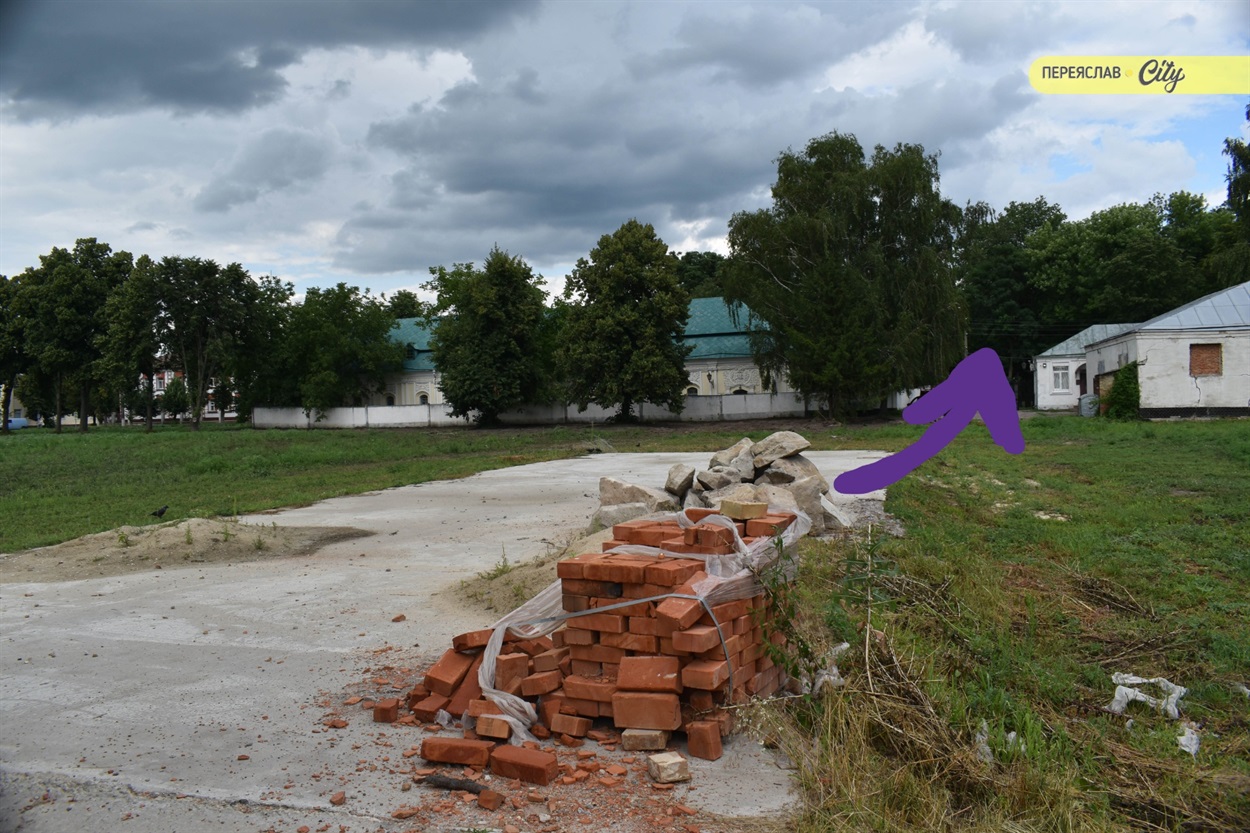 Стрілкою позначений напрямок, куди буде вести доріжка від алеї Вознесіння