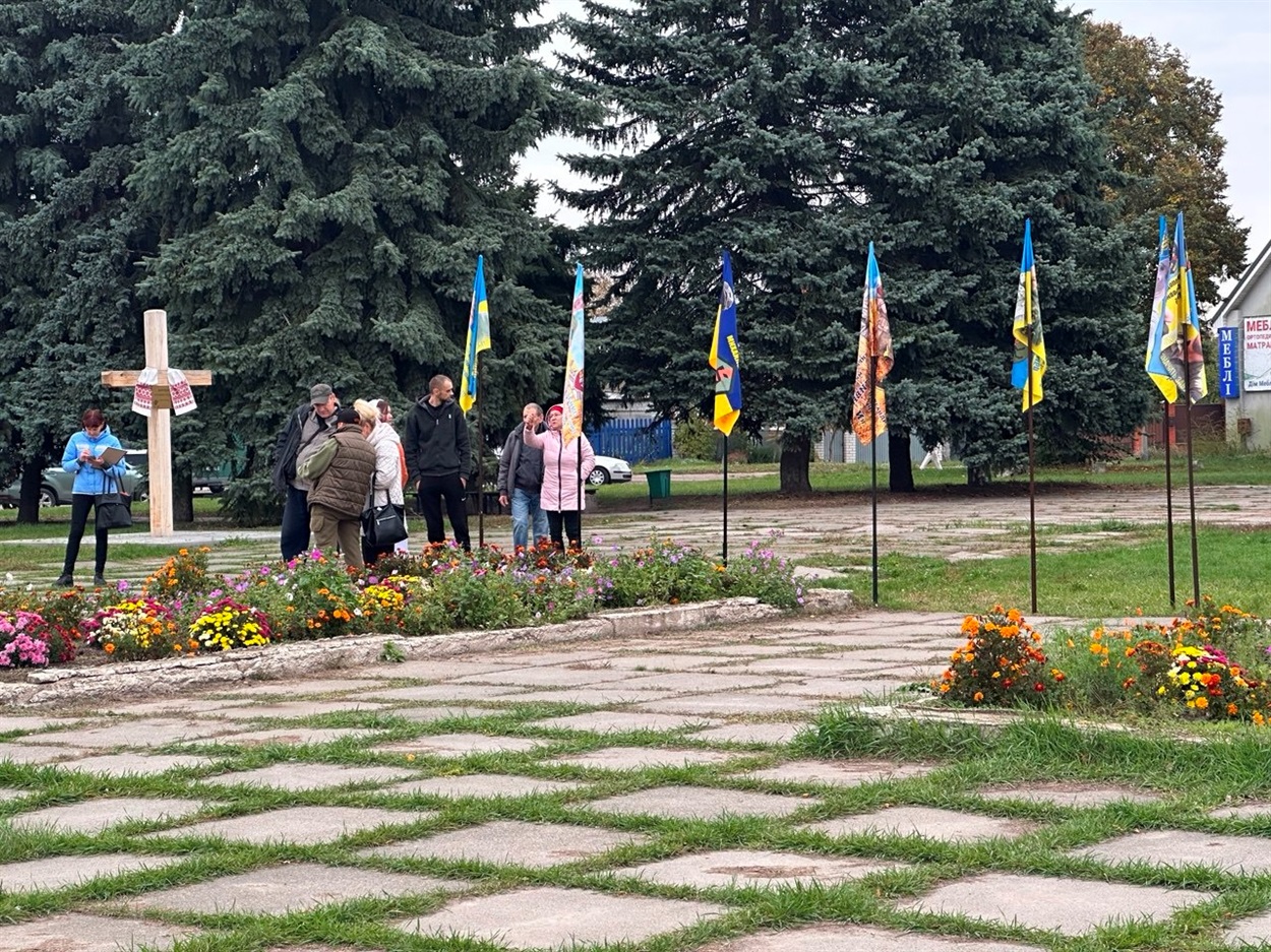 Прапори надії встановлюють рідні на Борисоглібській площі в Переяславі 