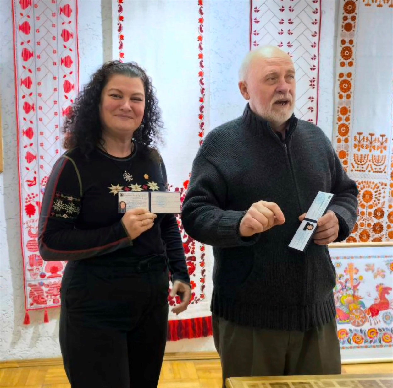 Голова Національної спілки майстрів народного мистецтва України Євген Шевченко вручив Тетяні Радіоненко посвідчення "Народний майстер України"