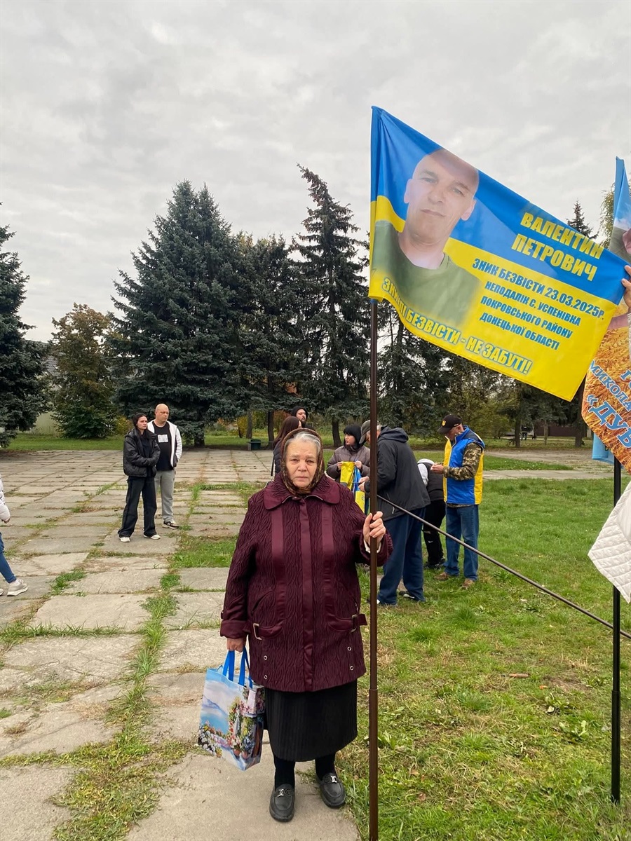 Прапор надії поставила мама Валентина Потупи в Переяславі на Борисоглібській площі.
