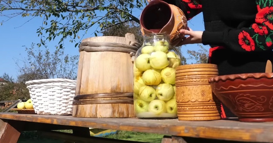 квашені яблука в банці рецепт