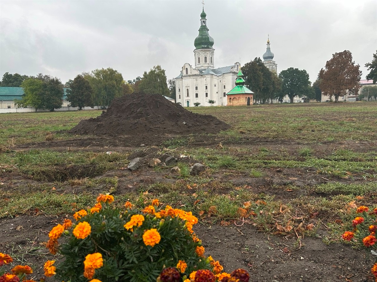 На цій території біля Вознесенського собору в Переяславі міський голова кілька років планує  посадити парк 