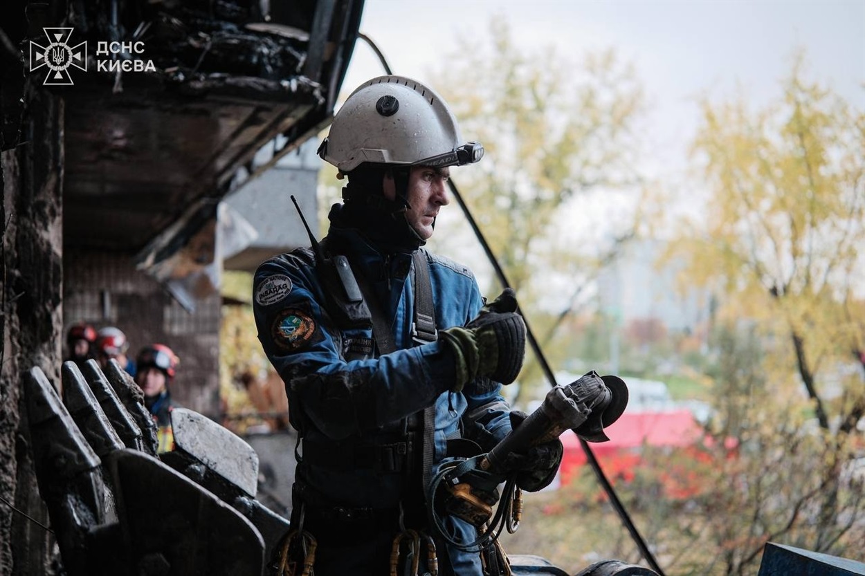 Внаслідок нічної атаки у Києві загинули троє людей, понад 30 поранені, пошкоджені житлові будинки