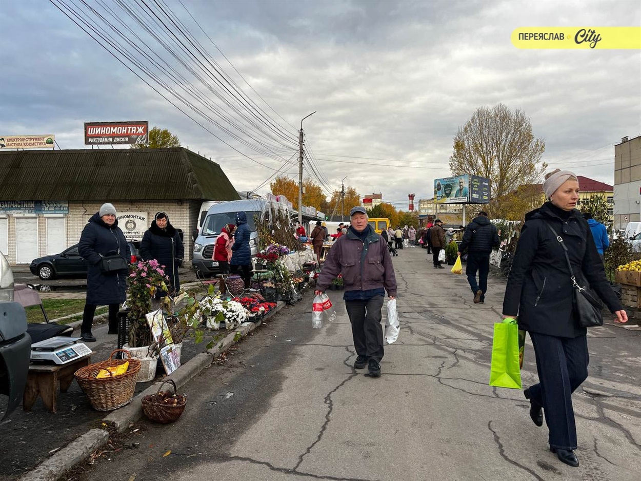 На базар у Переяславі привезли багато часнику від 100 грн за кіло, домашні яйця продавали по 90 грн