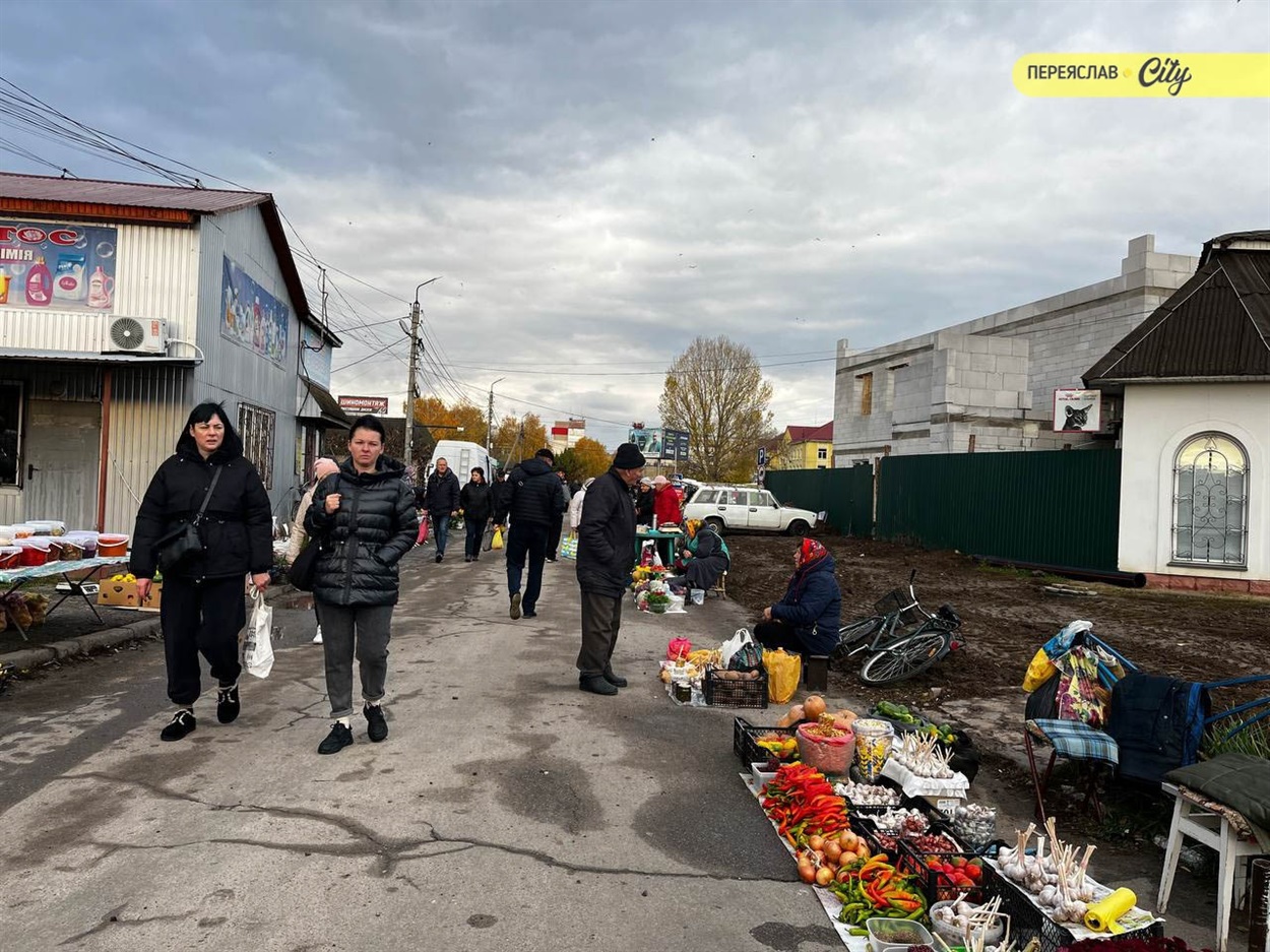 На базар у Переяславі привезли багато часнику від 100 грн за кіло, домашні яйця продавали по 90 грн