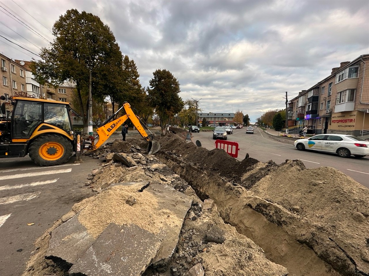Ділянка дороги на вулиці М.Грушевського в Переяславі перекрита від перехрестя до магазину "Сезон"