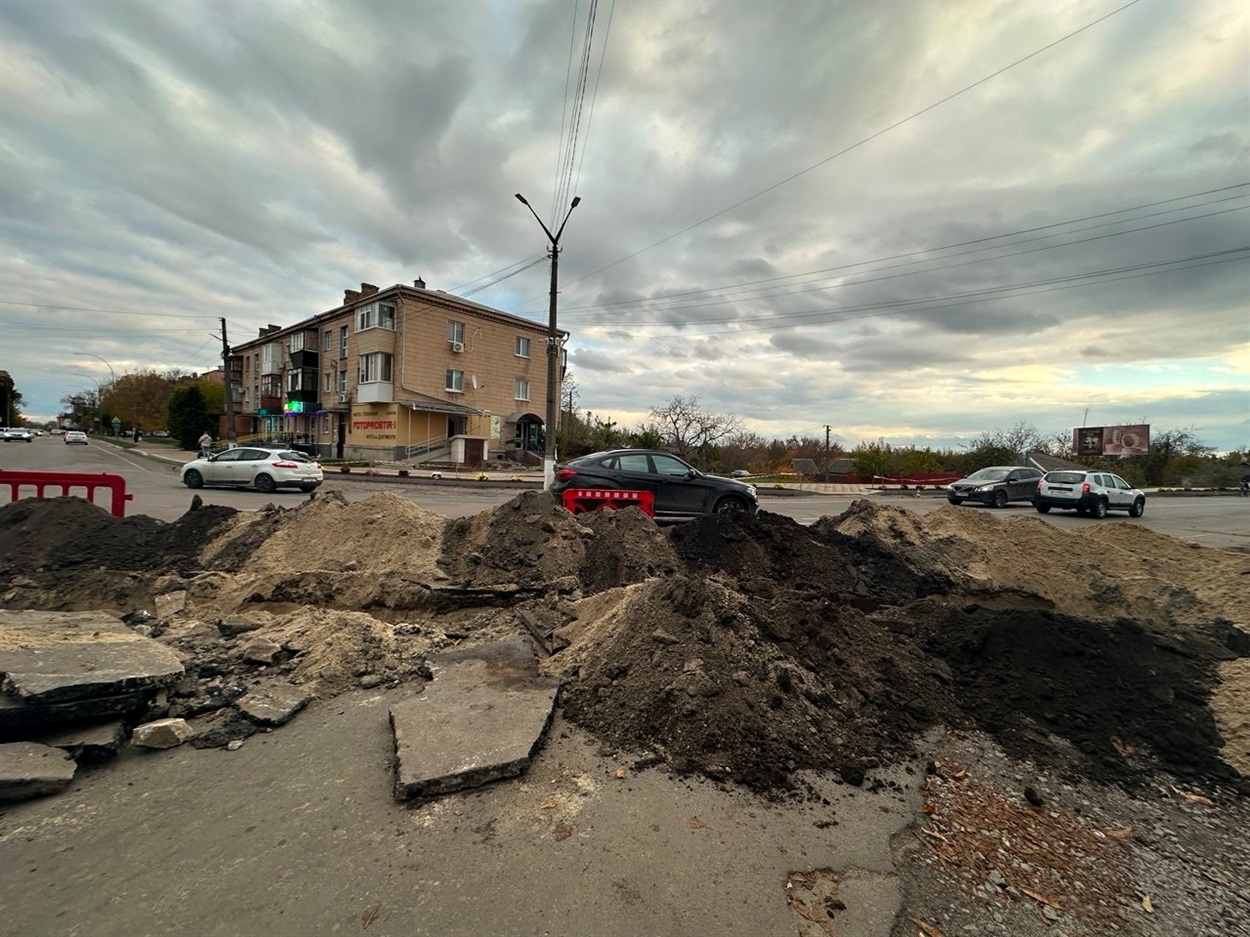Ділянка дороги на вулиці М.Грушевського в Переяславі перекрита від перехрестя до магазину "Сезон" через ремонт водопроводу