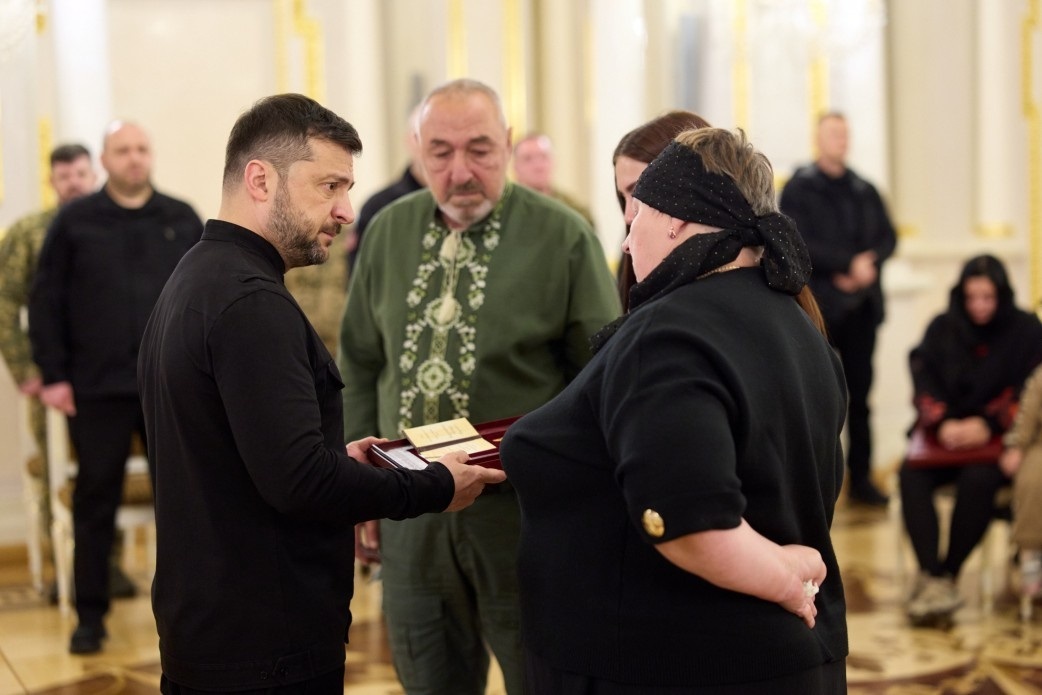 Церемонія вручення "Золотої Зірки" Героя України рідним Романа Шаповала у Маріїнському палаці. 10 жовтня 2025 р. 
