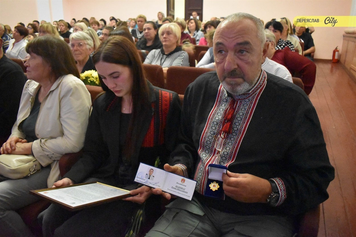 Микола Федорович (батько) та Ольга (дружина) Шаповал отримали відзнаку Романа  "Почесний житель Переяславської громади" Вересень, 2025 р. 