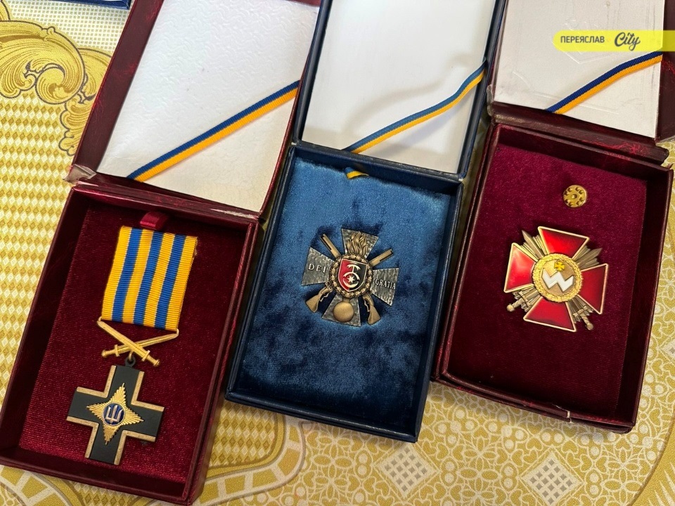 Нагороди Романа Шаповала: медаль "Залізний хрест", бригадна нагрудна відзнака "DEL GRATIA", орден Богдана Хмельницького    