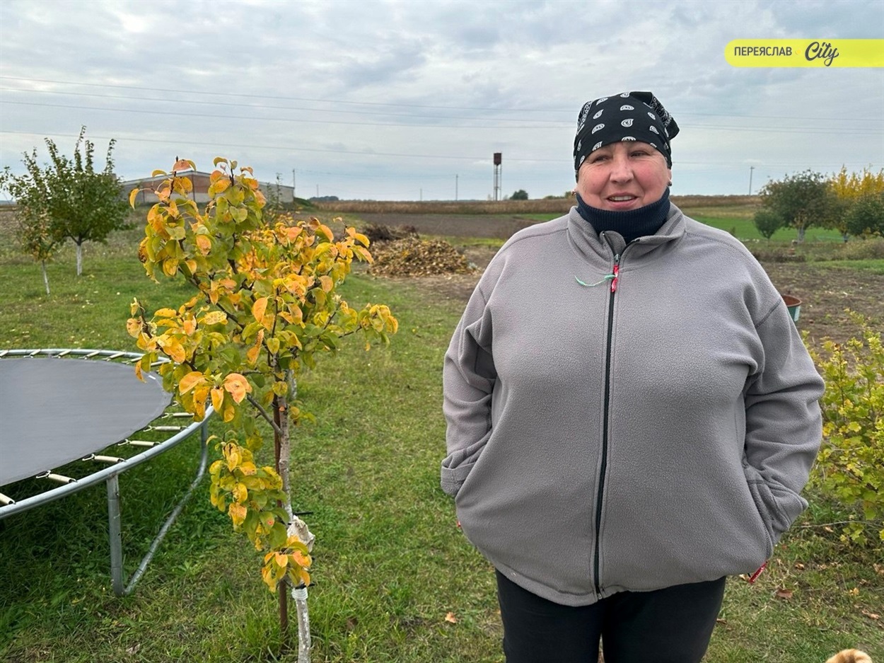 Лариса Шаповал показує сад коло будинку,  який посадила для сина навесні 2022 року 