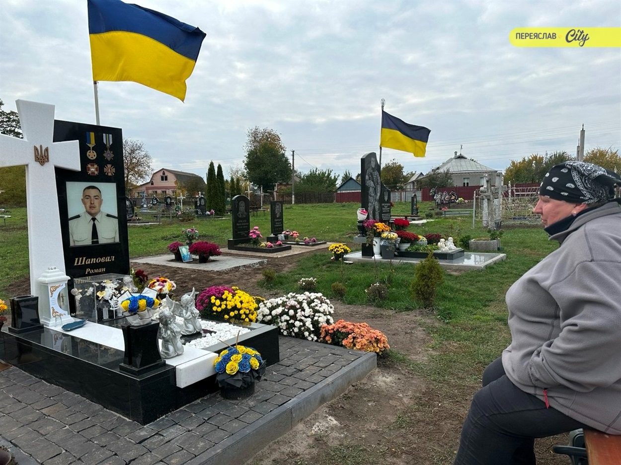 Лариса Михайлівна регулярно приходить до синової могили в Гланишеві