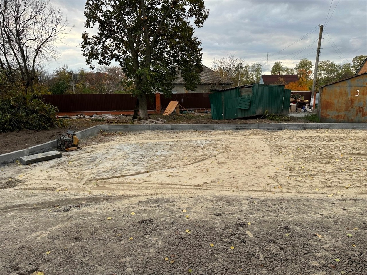 У дворі житлового будинку облаштували нову автостоянку за рахунок зеленої зони. Переяслав, 28 жовтня, 2025 р.  