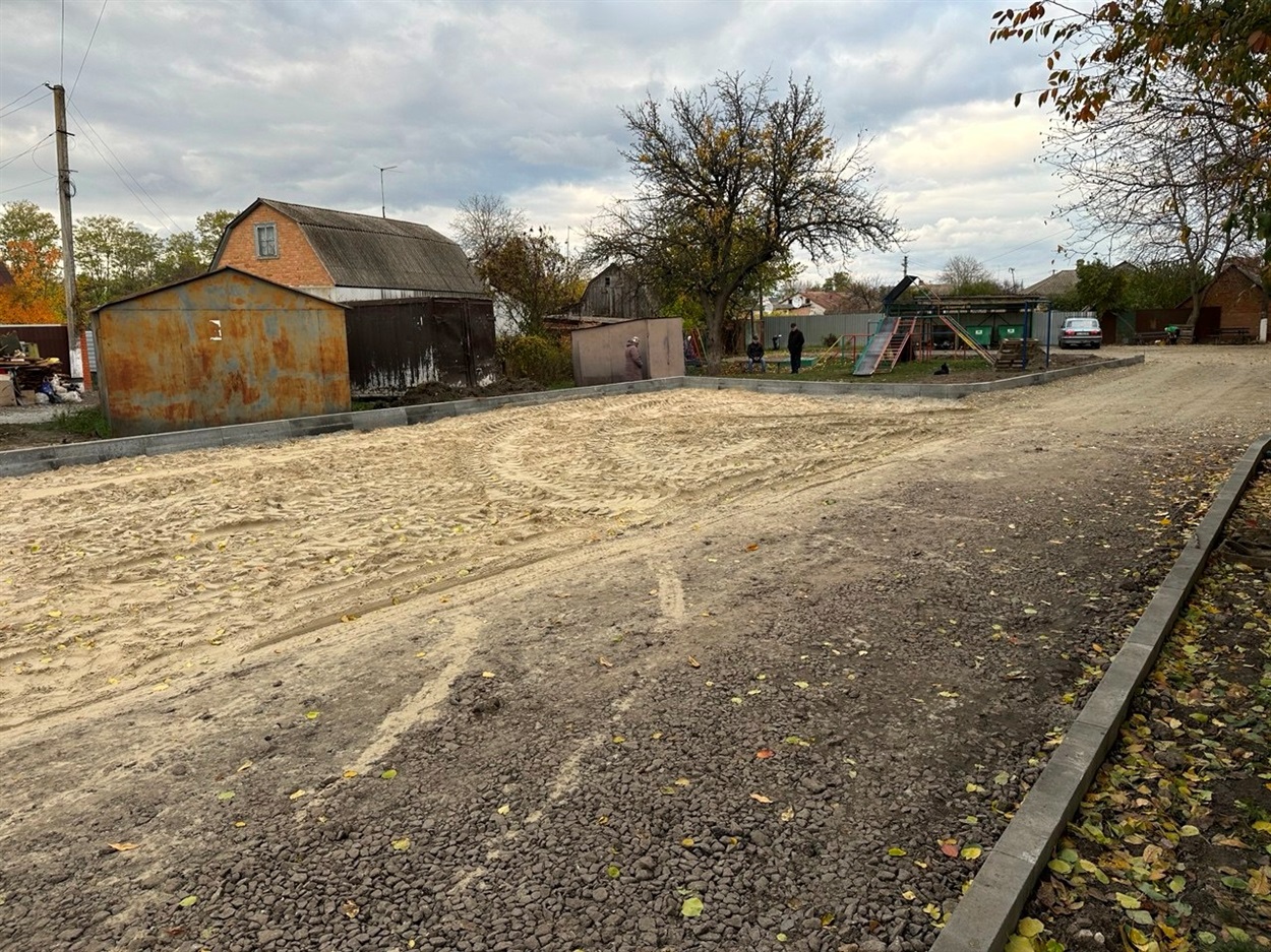 У дворі житлового будинку облаштували нову автостоянку за рахунок зеленої зони. Переяслав, 28 жовтня, 2025 р.  