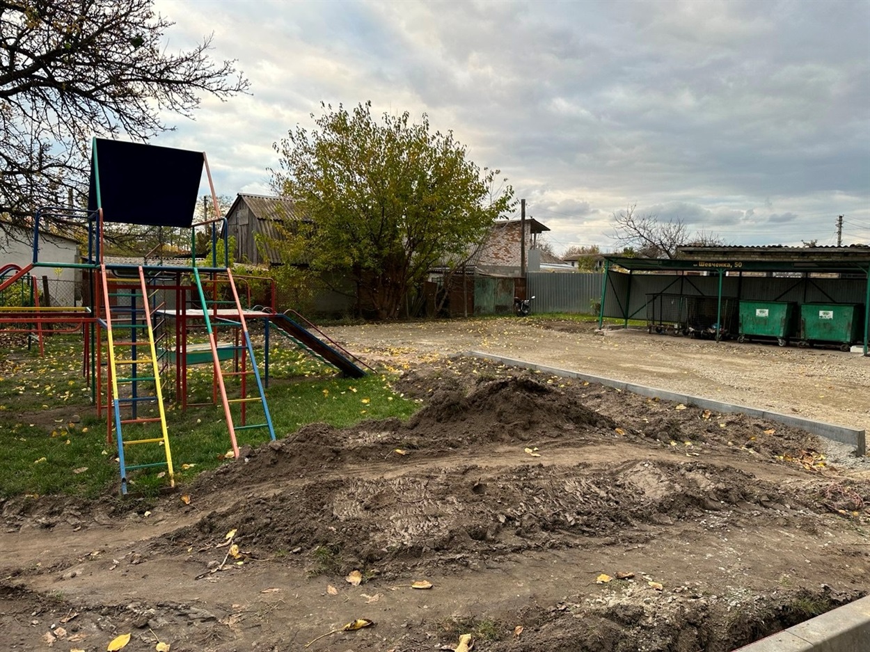 Жителі будинку в Переяславі просять перенести сміттєві контейнери подалі від дитячого майданчика. 28 жовтня 2025 р.  