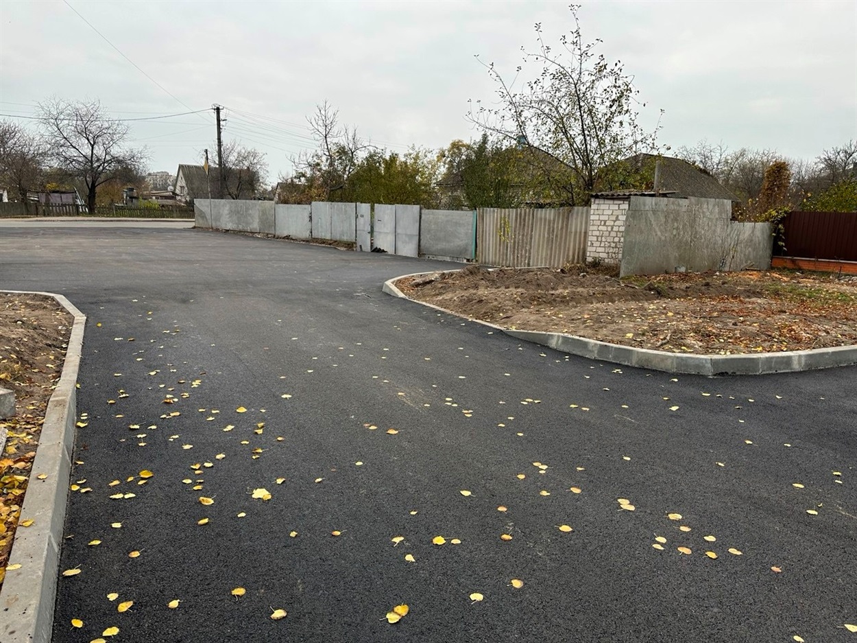 Прибудинкову територію на вул. Шевченка, 50 в Переяславі заасфальтували і зробили автостоянку 