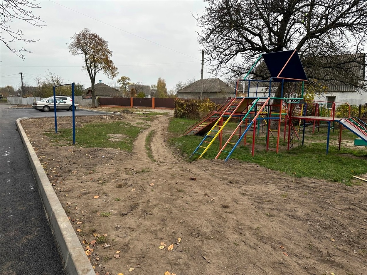 Прибудинкову територію на вул. Шевченка, 50 в Переяславі заасфальтували і зробили автостоянку 6 листопада 2025 рік 