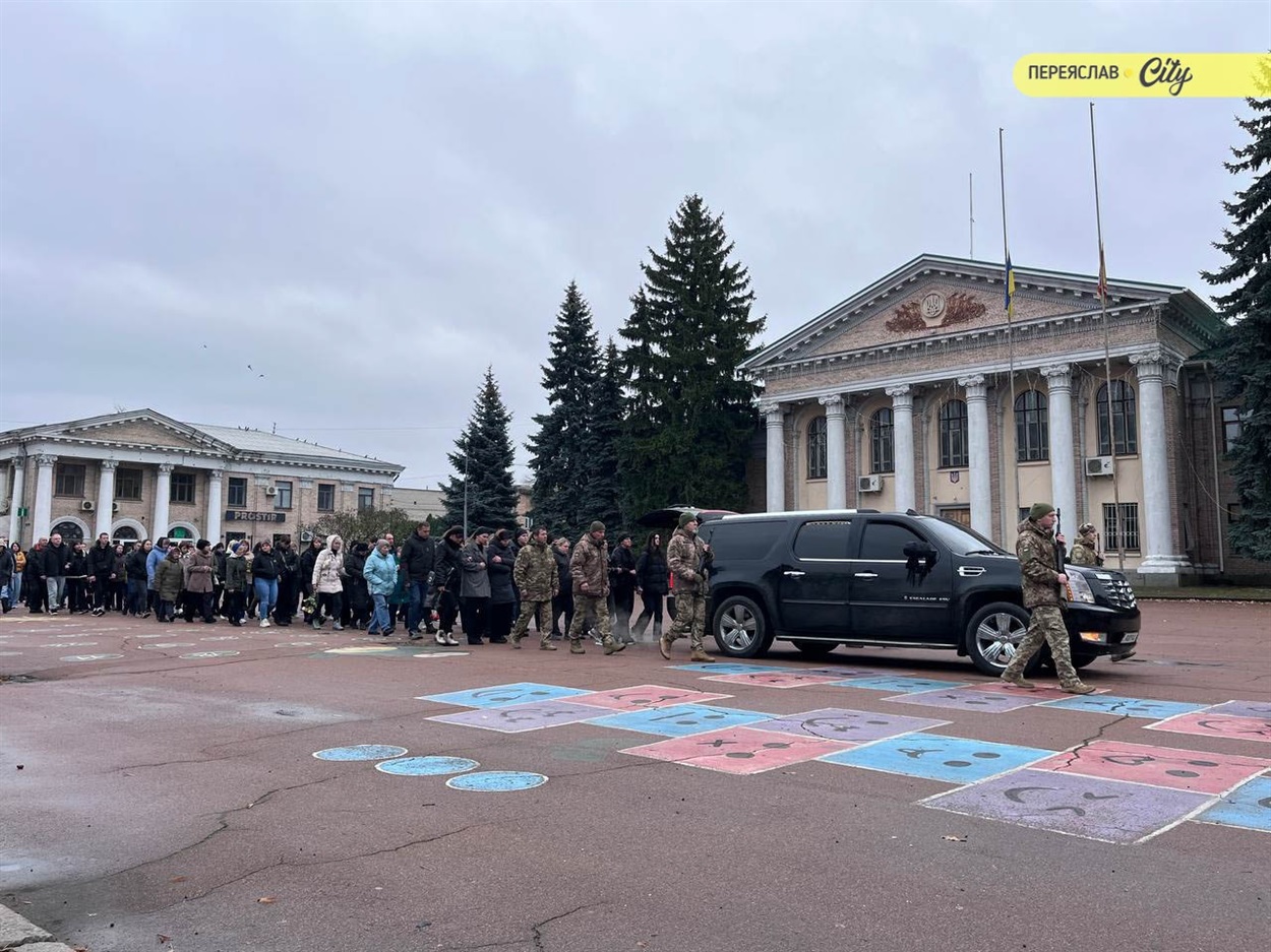 "Збудував дім, ростив двох доньок – тільки б жити": Переяслав попрощався з Героєм Сергієм Іващенком