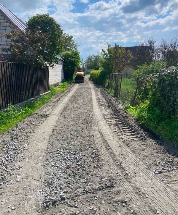 Висипка дороги на вулиці Михайла Литвиненка у Переяславі. Травень 2025 р.