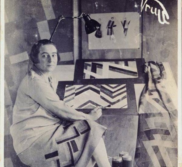 Соня Делоне в своїй студії за роботою