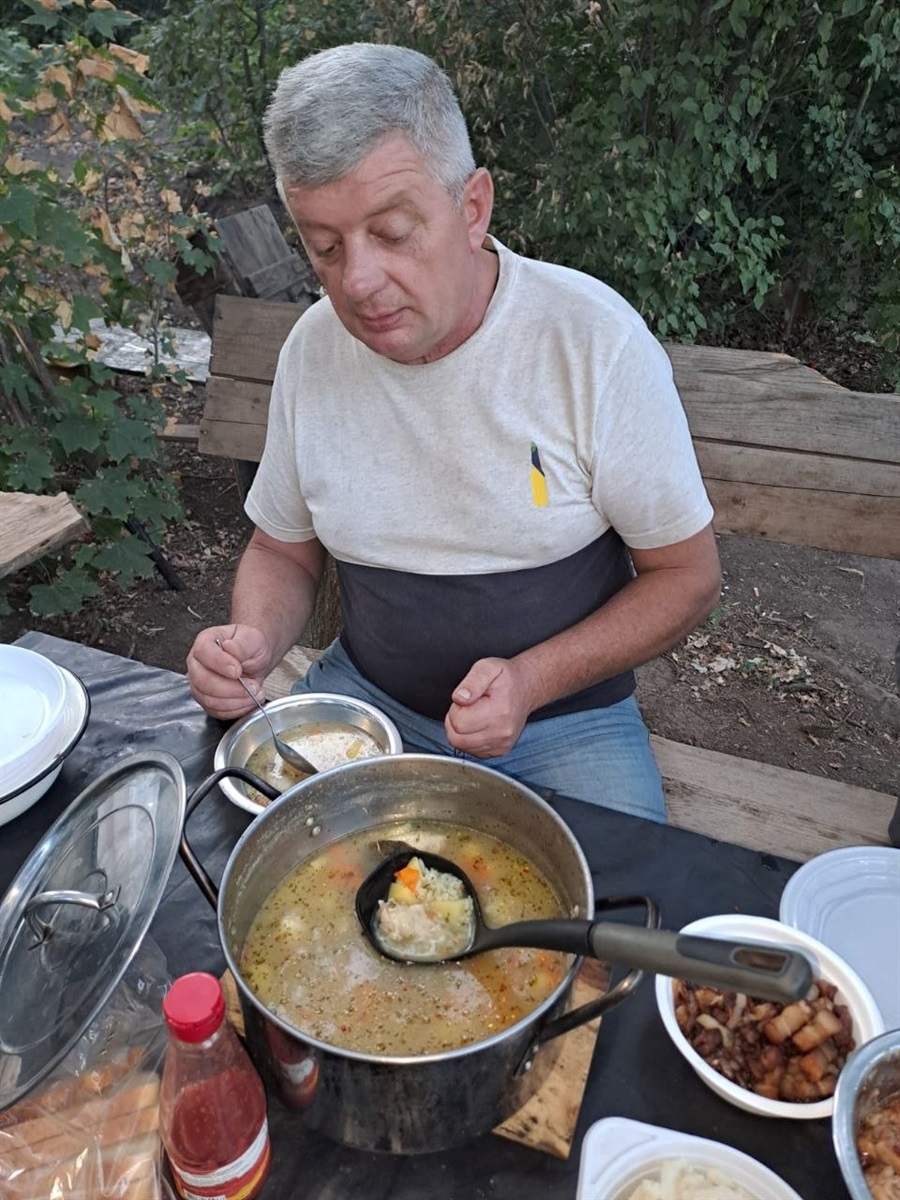 «Хай хоч Петрович нормальної їжі зготовить» – Анатолій Петькун з охотою готував побратимам, любив, щоб усе було естетно