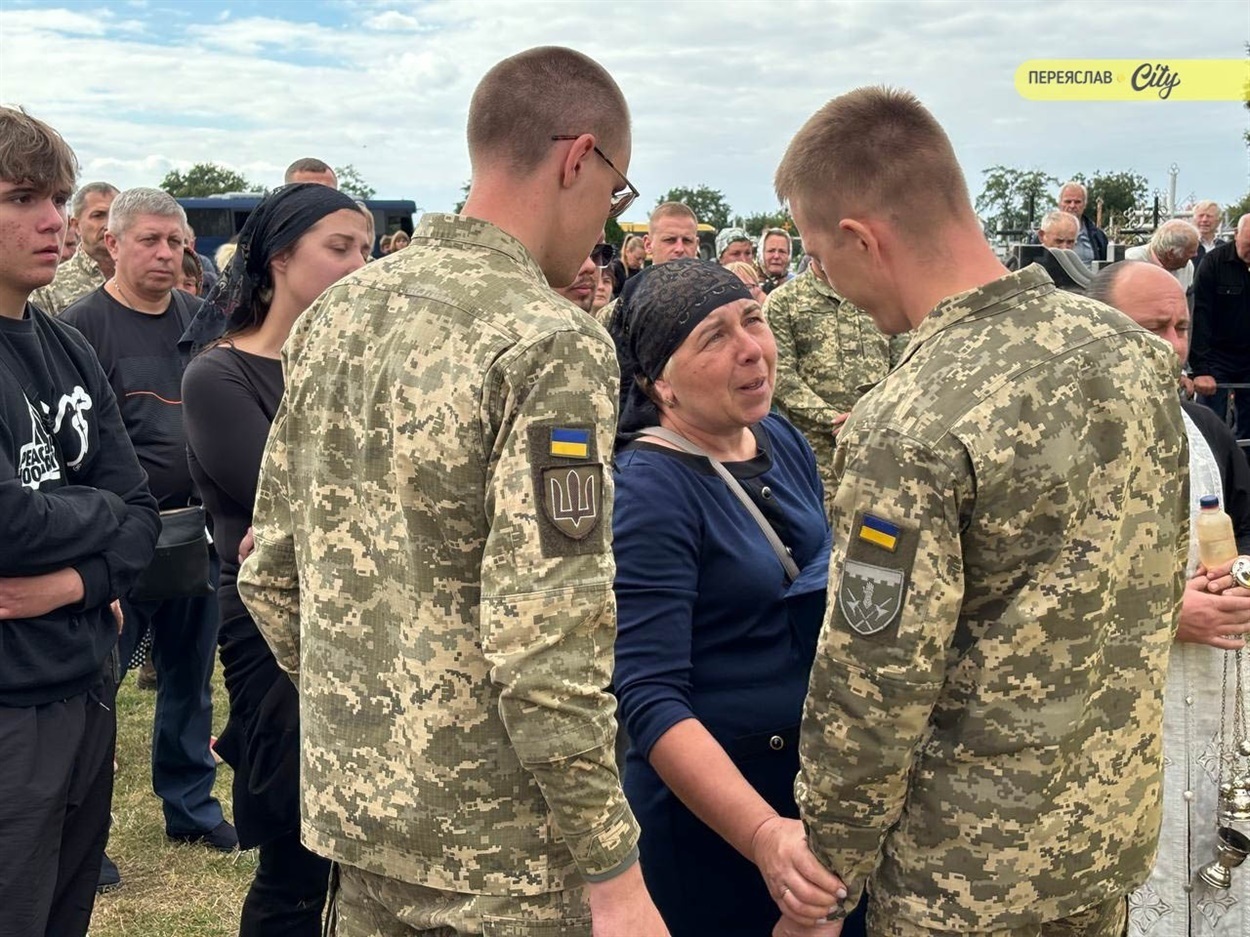 Тамара Кореняко з командиром і побратимами чоловіка на прощанні 