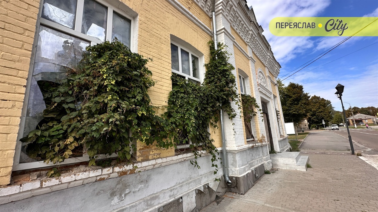 Приміщення кінотеатару в Переяславі після пожежі стоїть занедбаним  