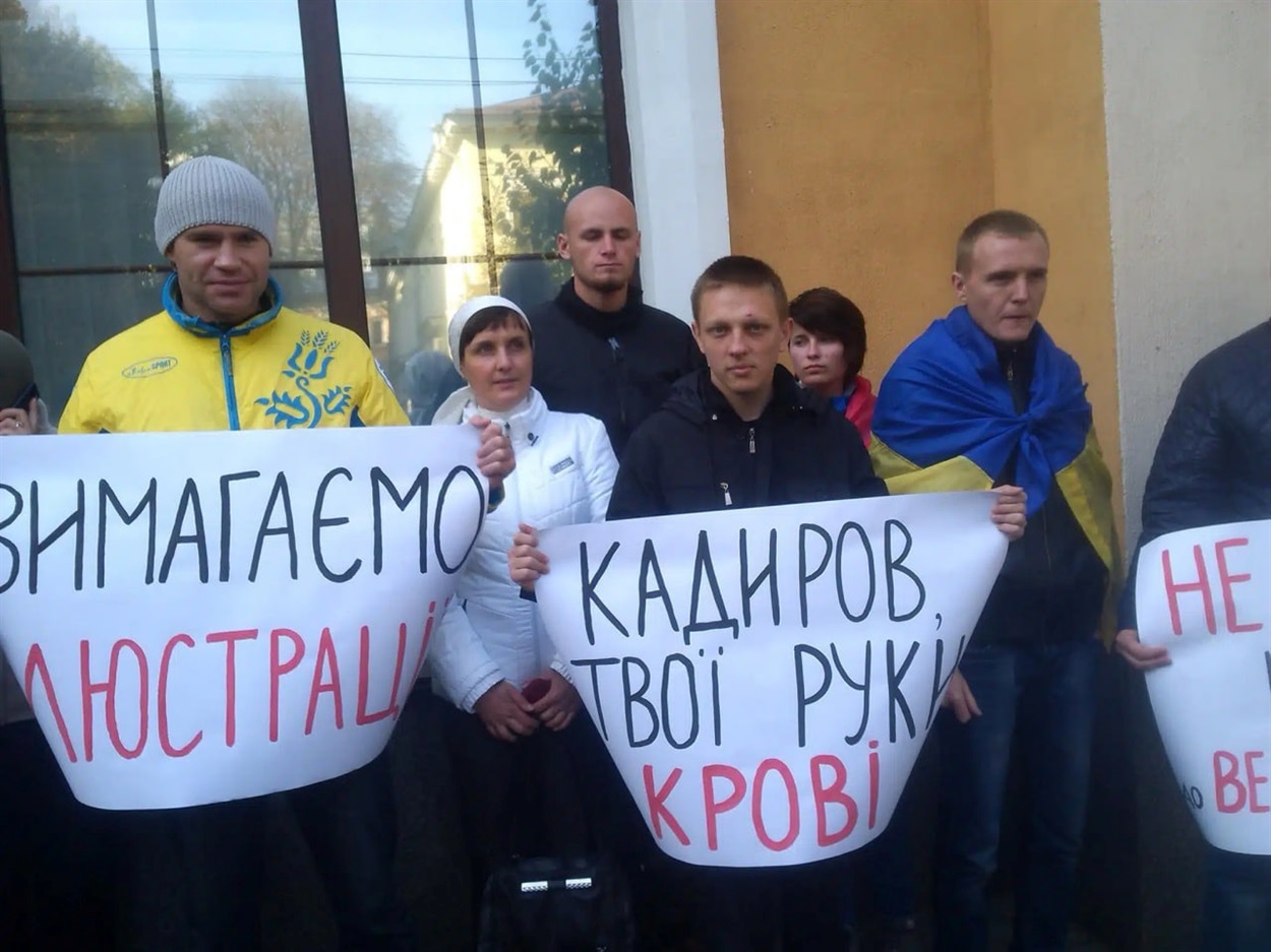 Зліва з плакатом – Ярослав Потапенко, справа – Олександр Підборіжний. Обидвоє були учасниками Майдану й відійшли у вічність.