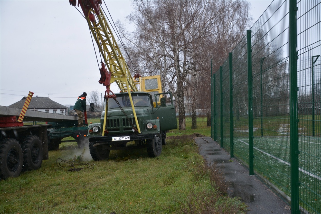 На футбольному майданчику у Студениківській громаді встановили освітлення