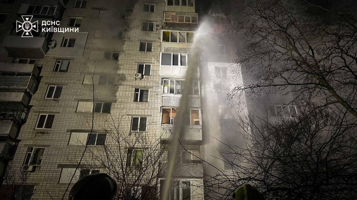 Унаслідок нічної атаки на Київщині загинув чоловік, пошкоджені будинки та підприємство