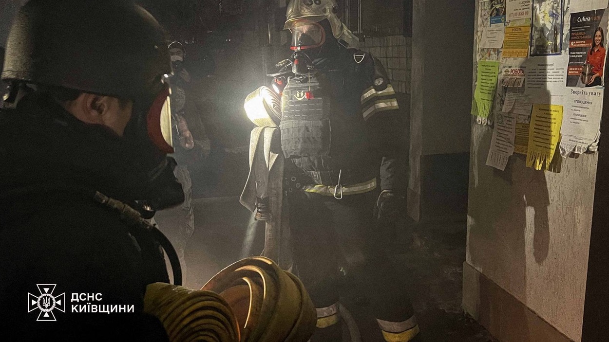 Унаслідок нічної атаки на Київщині загинув чоловік, пошкоджені будинки та підприємство