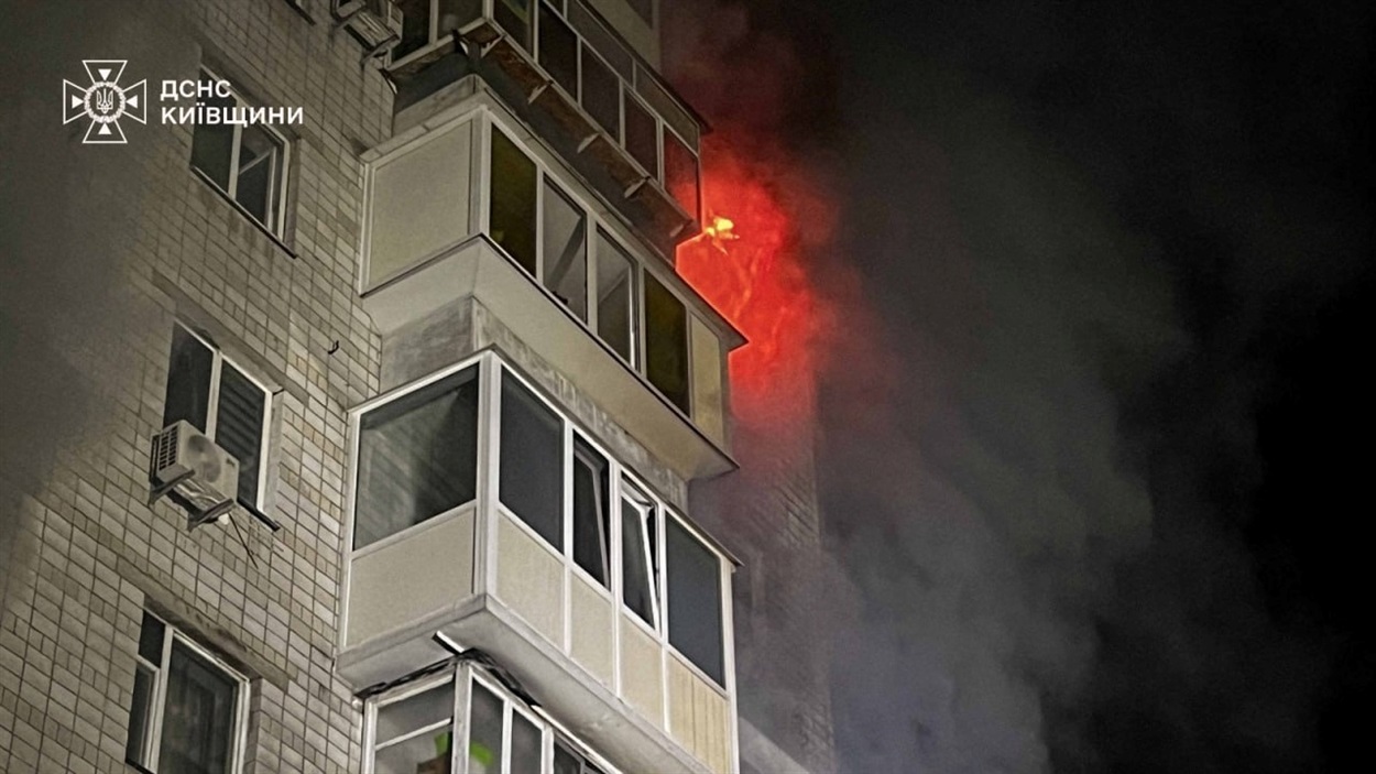 Унаслідок нічної атаки на Київщині загинув чоловік, пошкоджені будинки та підприємство