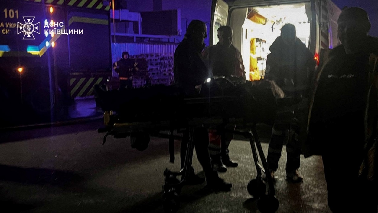 Унаслідок нічної атаки на Київщині загинув чоловік, пошкоджені будинки та підприємство