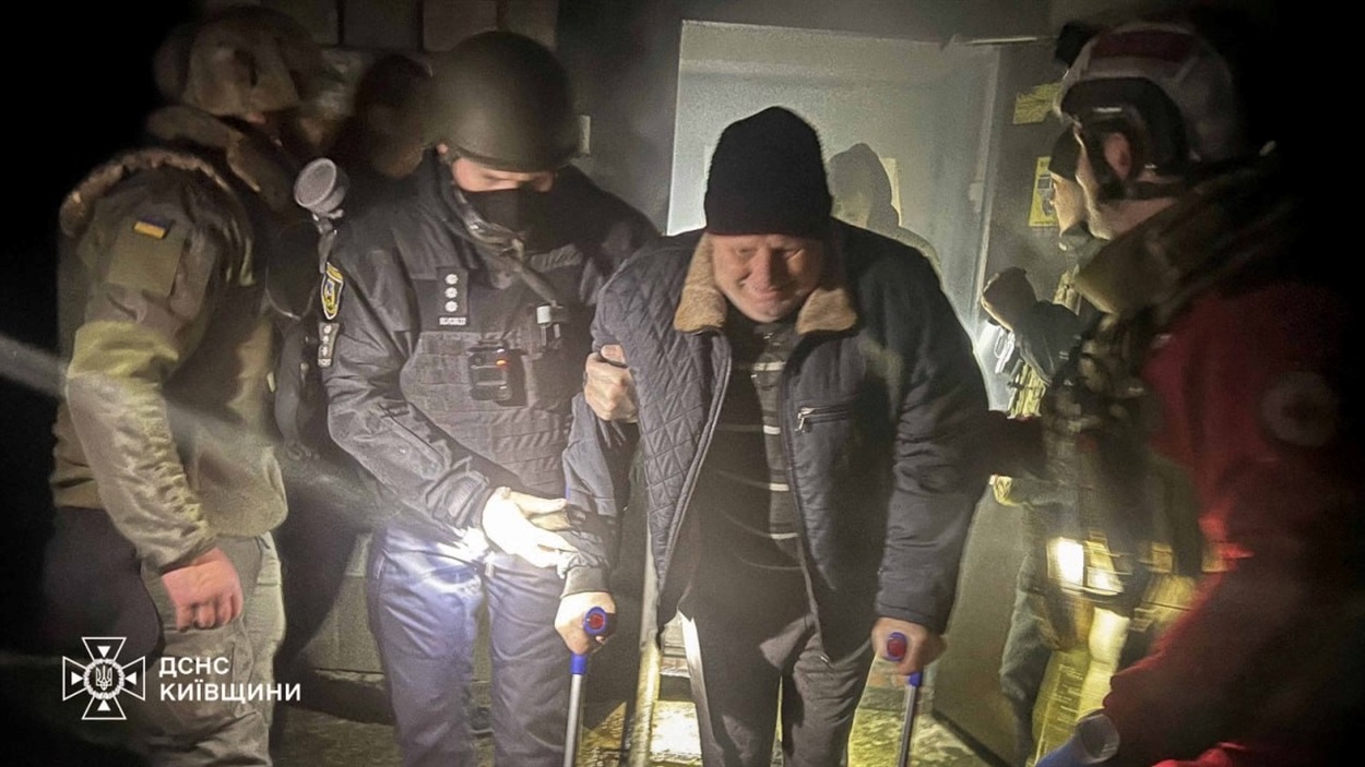 Унаслідок нічної атаки на Київщині загинув чоловік, пошкоджені будинки та підприємство