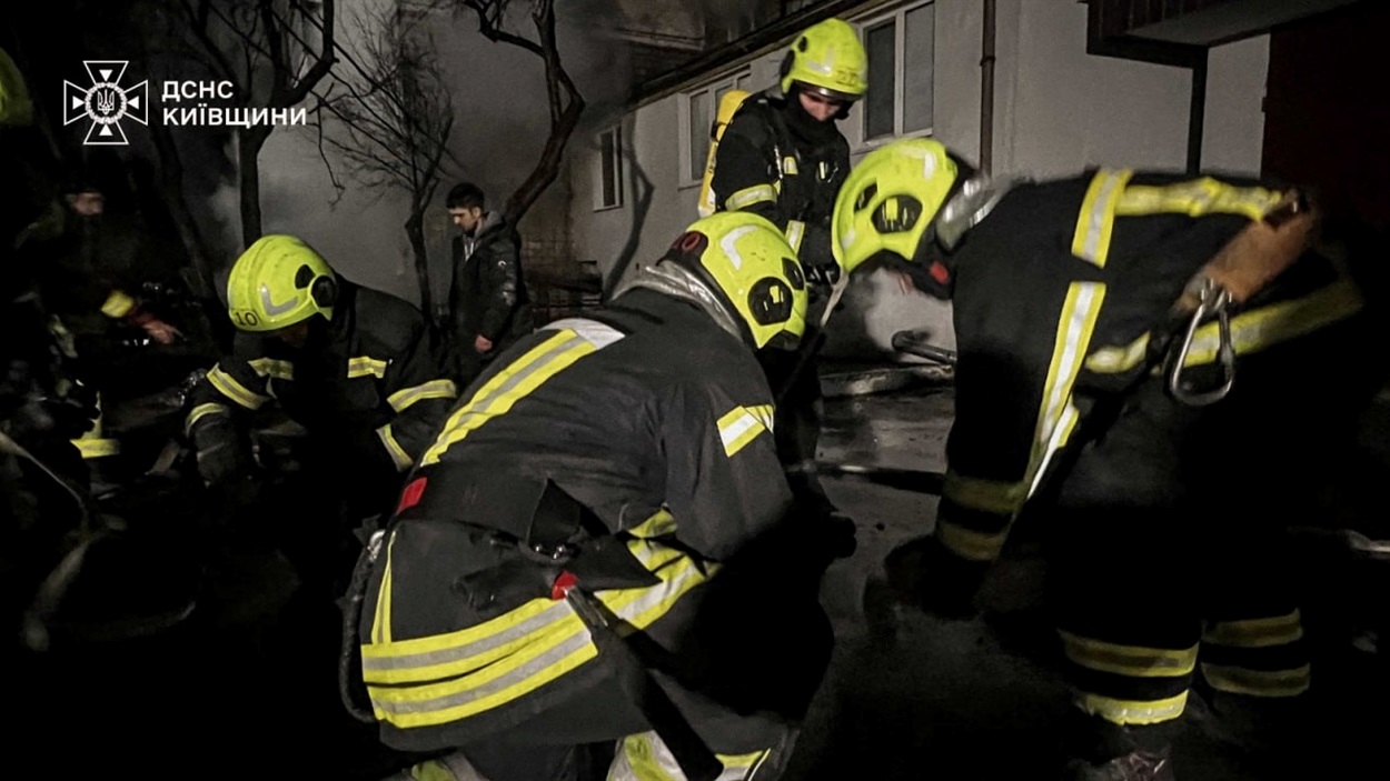 Унаслідок нічної атаки на Київщині загинув чоловік, пошкоджені будинки та підприємство