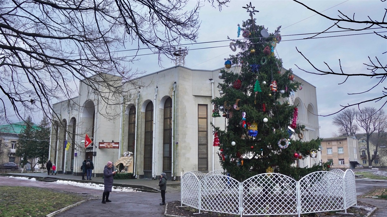 У Переяславі вперше від початку повномасштабної війни встановили головну ялинку на центральній площі