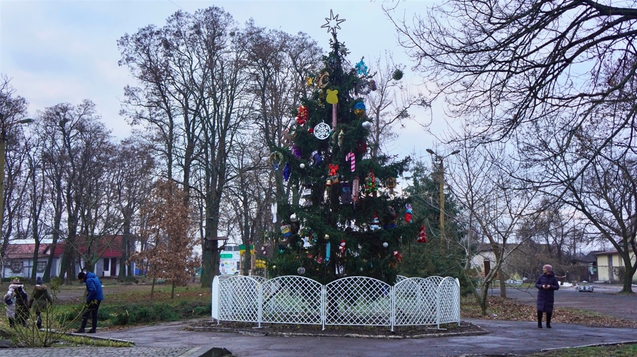 У Переяславі вперше від початку повномасштабної війни встановили головну ялинку на центральній площі