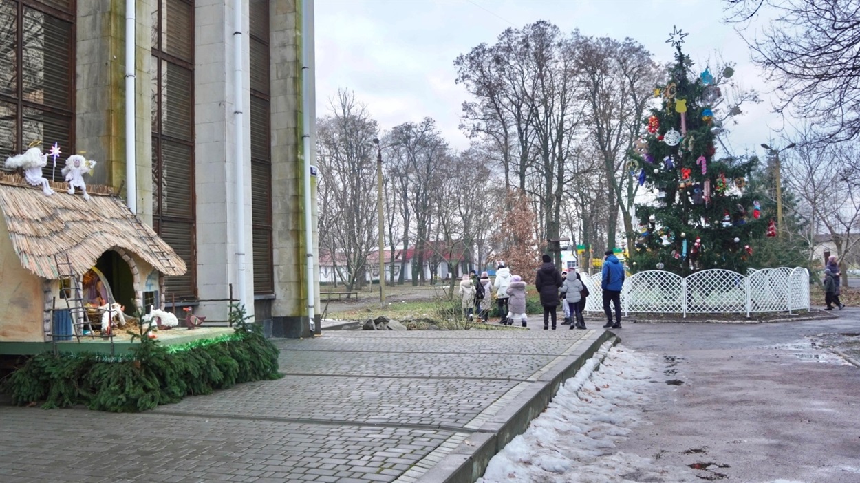 У Переяславі вперше від початку повномасштабної війни встановили головну ялинку на центральній площі