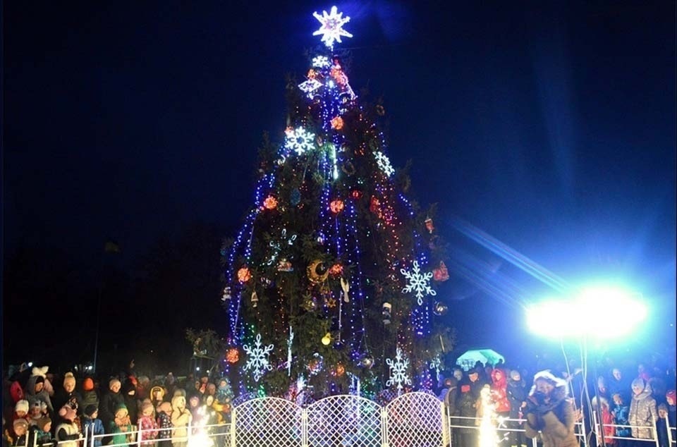 У Переяславі вперше від початку повномасштабної війни встановили головну ялинку на центральній площі