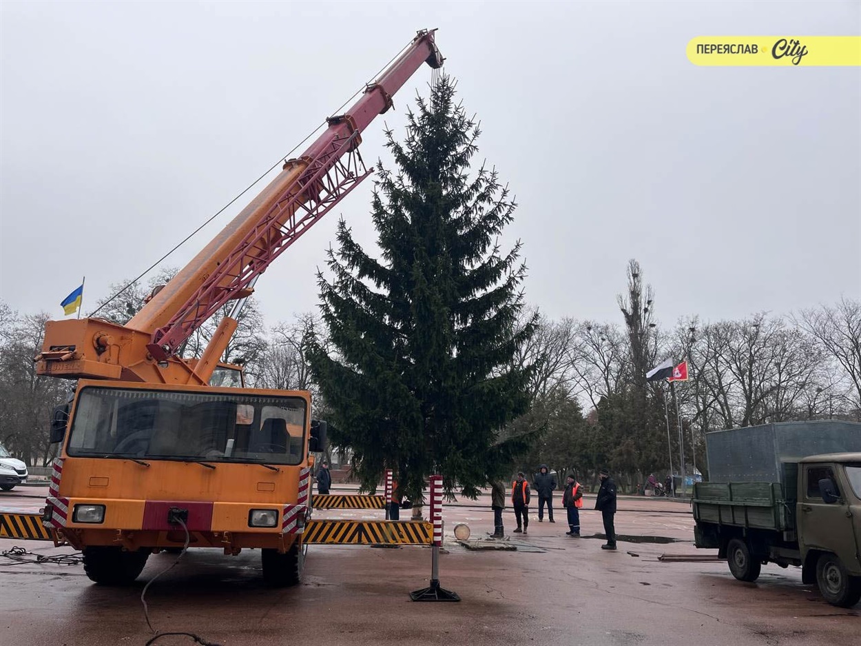 У Переяславі вперше від початку повномасштабної війни встановили головну ялинку на центральній площі