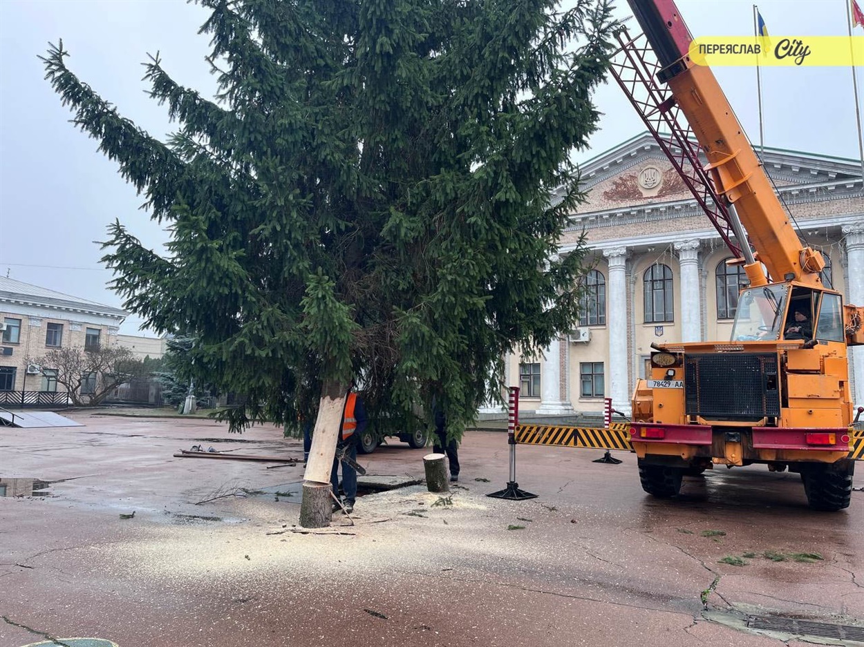 У Переяславі вперше від початку повномасштабної війни встановили головну ялинку на центральній площі