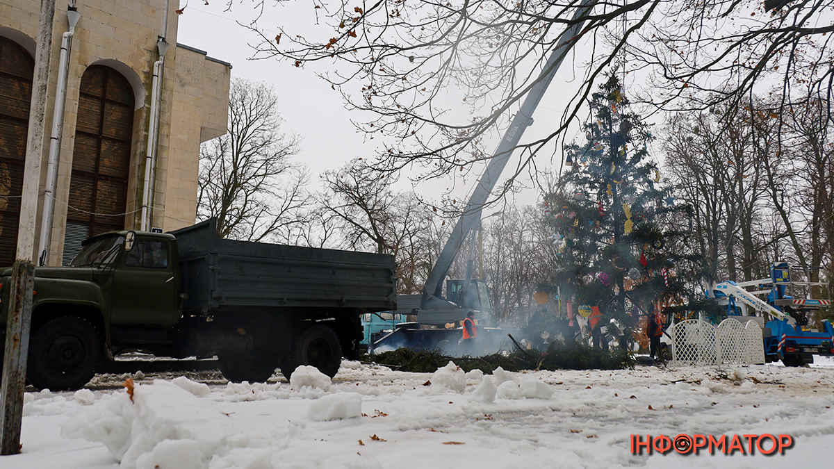 У Переяславі вперше від початку повномасштабної війни встановили головну ялинку на центральній площі