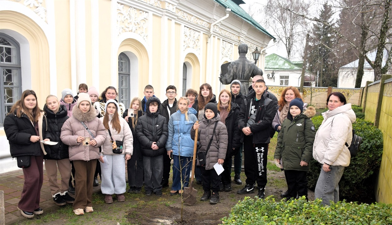 Саджанець нащадка дуба Сковороди висадили в Переяславі, його передали музейники з Харківщини