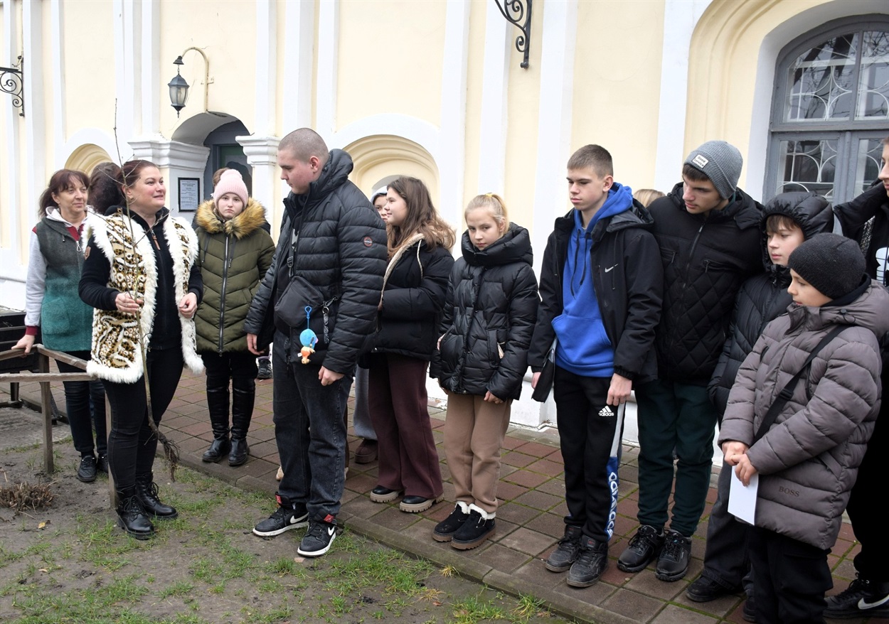 Саджанець нащадка дуба Сковороди висадили в Переяславі, його передали музейники з Харківщини